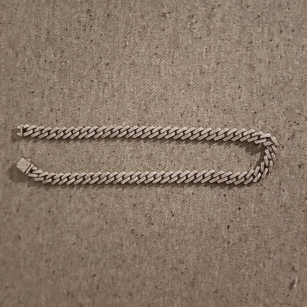 A real diamond 22-in moissanite chain
